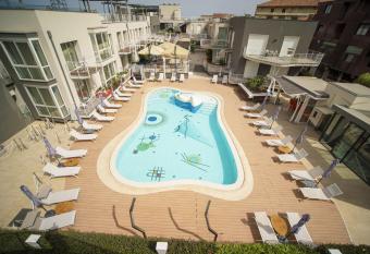 Hotel Malavoglia has rooms with a private hot tub