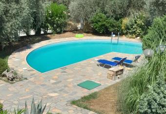 G and J place has Balcony rooms