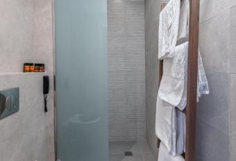 Kellys Luxury Apartments has rooms with a private hot tub