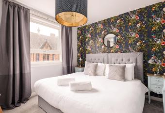 The Canongate Apartment has Balcony rooms