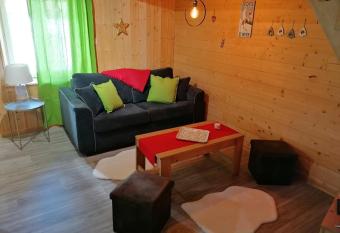 Le M  l  ze, petit nid douillet allows 18 year olds to book a room