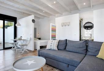 Estudio Marta has Balcony rooms