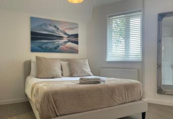 Canterbury Holiday Apartment Sleeps 6 Free Parking Wifi has Balcony rooms