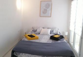 appartement bord de mer 2 pi  ces    golfe juan has Balcony rooms