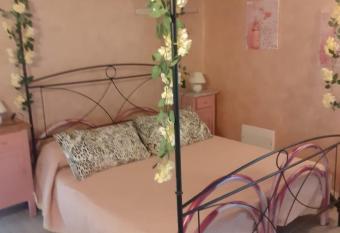 Splendido rustico shabby, piscina a richiesta has rooms with a private hot tub