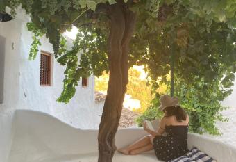 Las casillas de la Villa ALEGR  AS allows 18 year olds to book a room