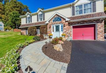 Comfortable beautiful House! allows 18 year olds to book a room