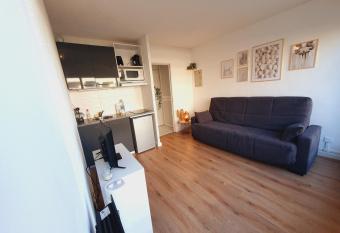 THALASSA STUDIO PLAGE 50 M  tres Commerces WIFI allows 18 year olds to book a room