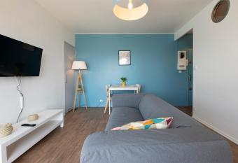 Le Coty Confortable Moderne Lumineux allows 18 year olds to book a room