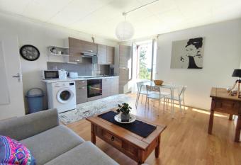 Number 22 - Le Dorat - Apartment 4 has Balcony rooms