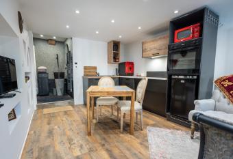 Appartement des chevaliers - Designed by C.M allows 18 year olds to book a room