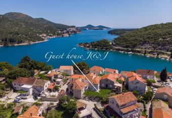 Guest House J&J allows 18 year olds to book a room