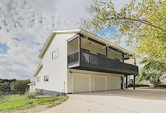 Hill Country Retreat has Balcony rooms