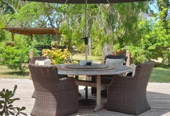 Figtree Cottage - Homestay - Yeppoon allows 18 year olds to book a room