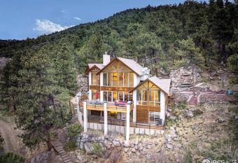 Sunshine Daydream Boulder Mountain Home - walk to Pearl St. / hiking has Balcony rooms