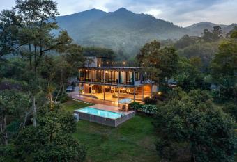 Brickhouse Bukit Tinggi by Santai Villas has Balcony rooms