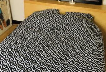 Chambre dans maison allows 18 year olds to book a room