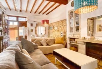 Casa Rural Les Avies cerca del mar allows 18 year olds to book a room