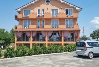 Pensiunea Davidof has Balcony rooms