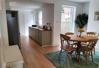 Rope Walk Cottage - Stay in the heart of Rye allows 18 year olds to book a room