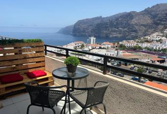 Studio with fantastic sea view in Los Gigantes allows 18 year olds to book a room