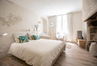 L Otentik-Clim-Centre Historique- allows 18 year olds to book a room