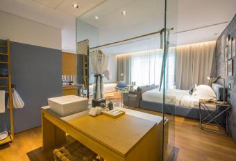 Ad Lib Hotel Bangkok has rooms with a private hot tub