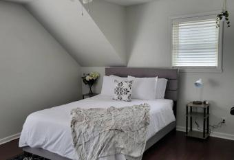 Modern 1 Bdrm Carriage House- Minutes To Downtown has Balcony rooms