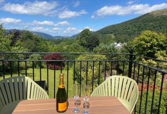 Shelley Cottage has Balcony rooms