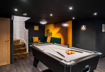 Ultimate glam, vintage central pad. Cool 70s bar. has Balcony rooms