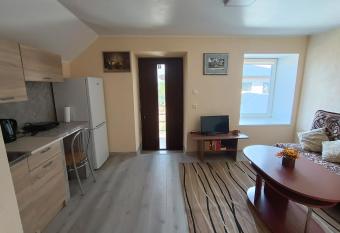 Gyvenamas namas su atskiru     jimu sve  iams. 2 auk  tas, 2 kambariai (4miegamos vietos), vienas i   j   su virtuve, atskiras wc, du  as has Balcony rooms