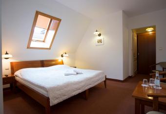 Willa B  r allows 18 year olds to book a room