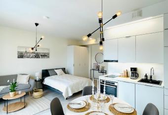 Ihana yksi   kahdelle hyvien yhteyksien varrella has Balcony rooms