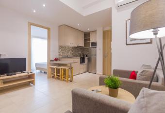 The Perfect Spot Apartments has Balcony rooms