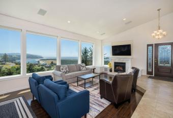 Hilltop House has rooms with a private hot tub