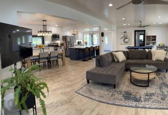 Beautiful 100 year old Wells Fargo Trading Home has Balcony rooms