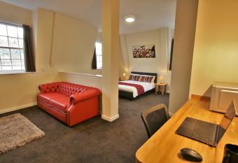 Central Hotel Gloucester by RoomsBooked allows 18 year olds to book a room