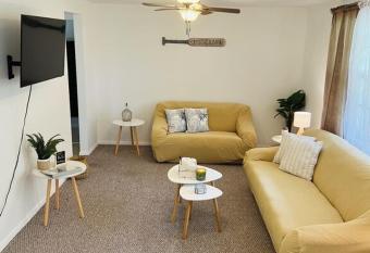 House of Shells, beautiful garden, fenced yard, dog friendly, fire pit! has Balcony rooms