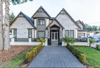 T&T Lodge has Balcony rooms