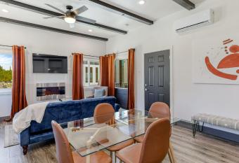 Lassen-View Downtown Loft - Luxury and Style! has Balcony rooms