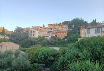 Studio Bormes Village allows 18 year olds to book a room