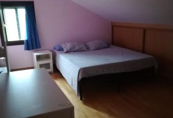 Habitaci  n grande allows 18 year olds to book a room