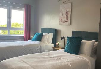 Hastings Apartments Extra Large Self Catering Apt Tourism Certified Free Parking WiFi allows 18 year olds to book a room