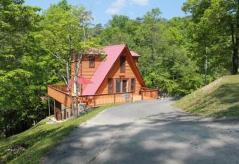 Smokey Max Chalet has rooms with a private hot tub