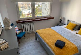S  oneczny apartament has Balcony rooms