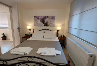 Cozy suite with private entrance and nice veranda allows 18 year olds to book a room