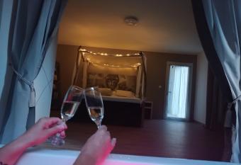 s  jour bien-  tre baln  oth  rapie en vall  e heureuse    Sorede has rooms with a private hot tub