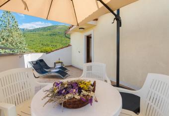 Apartment Qualich has Balcony rooms