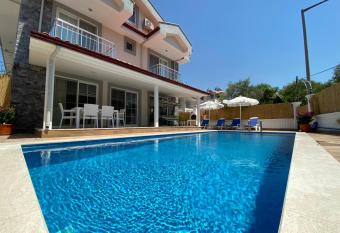 Villa Sunrise has Balcony rooms