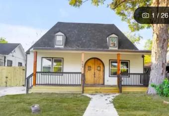 1925 NEW Charming Fr Bungalow by Riverwalk has Balcony rooms